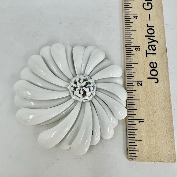 1960s - 1970s Enamel MCM Daisy Brooch Pin ABSTRACT WHITE - Picture 6 of 7